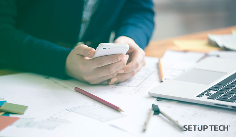 Homem a utilizar telemóvel - Post: Competitividade entre empresas: criar app Android