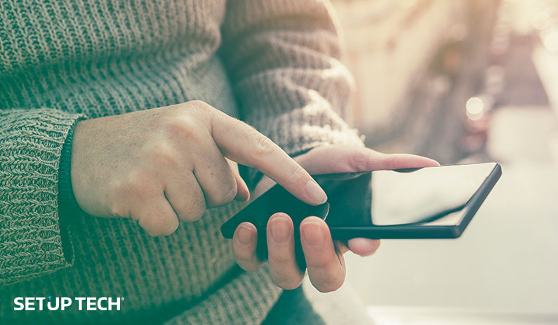 Pessoa a utilizar o smartphone - artigo como criar uma app no play store