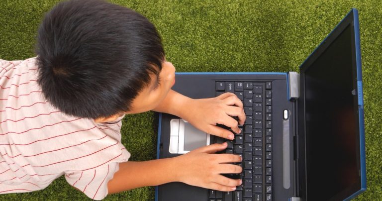 Jovem a usar computador